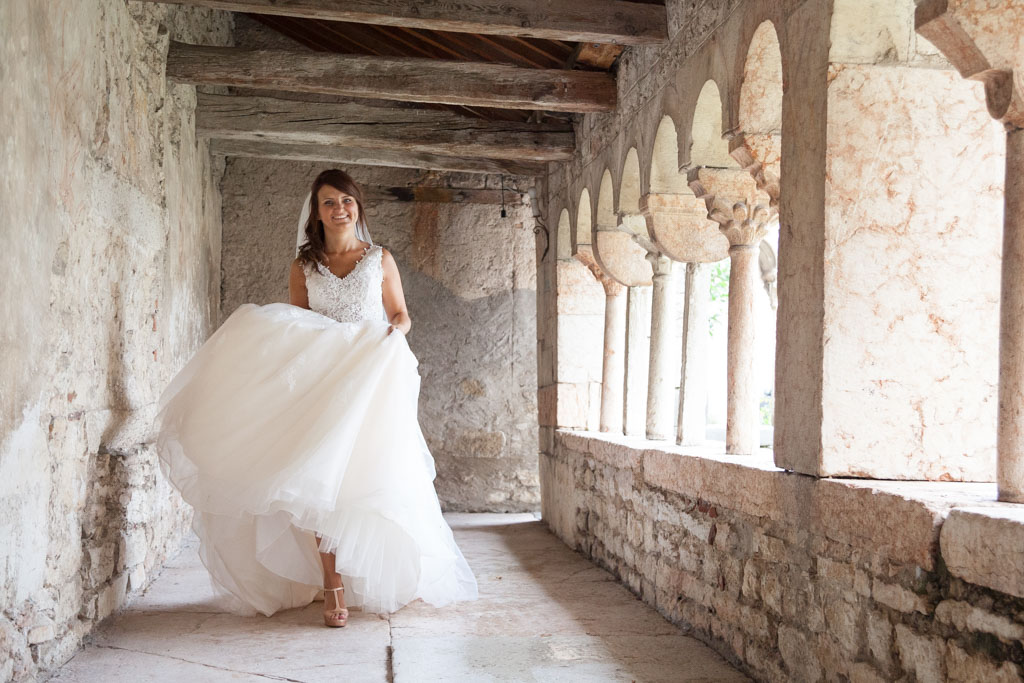 sposa che sfila alla chiesa di san giorgio ingannapoltron in valpolicella [verona]